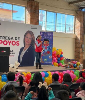 Promueve Karla Aguilar sana diversión entre niñez de Tenango del Valle