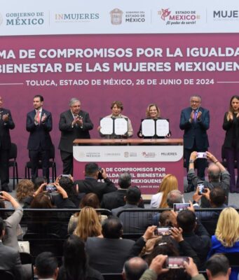 Atestiguan congresistas firma de compromisos en favor de las mujeres